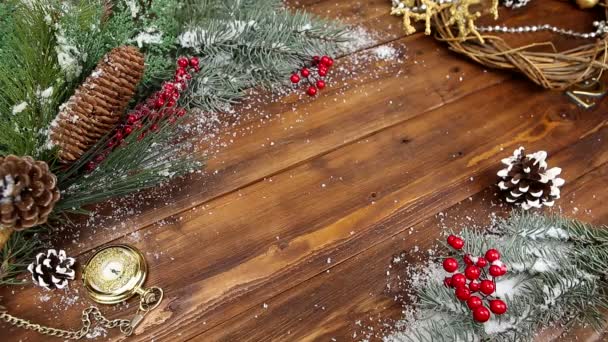 Fond en bois de Noël avec branche enneigée Vue de dessus. Les mains d'une jeune fille ont mis un cadeau avec un arc rouge sur la table
 - Séquence, vidéo