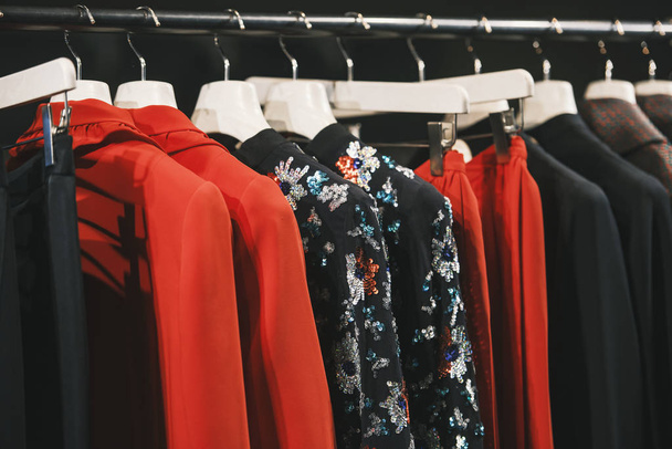 Milan moda deposunda renkli elbise - Fotoğraf, Görsel
