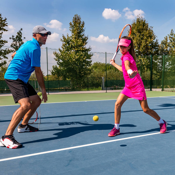 Tenis eğitim kız ile erkek eğitmen - Fotoğraf, Görsel