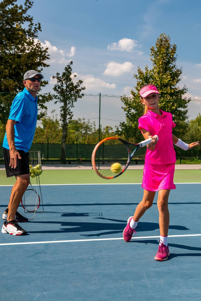 allenatore di sesso maschile con ragazza a Tennis formazione
 - Foto, immagini