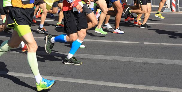 nohy maratonce běžící na městský - Fotografie, Obrázek