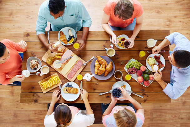 group of people having breakfast at table - Foto, Imagem