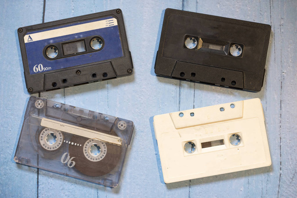 Oude cassette tapes met een houten achtergrond - Foto, afbeelding