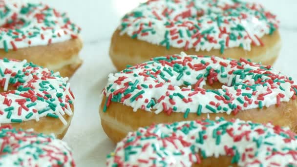 makea kotitekoisia donitseja sokeri sprinkles päälle
 - Materiaali, video