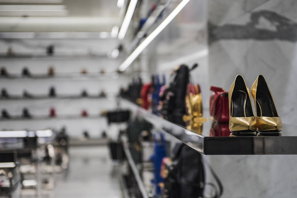 Πολυτελή παπούτσια και τσάντες σε ένα φανταχτερό κατάστημα - Φωτογραφία, εικόνα
