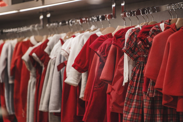 abbigliamento per bambini in un negozio a milano
 - Foto, immagini