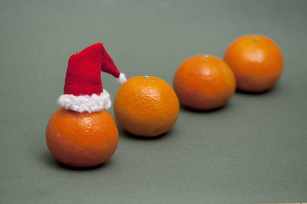 plody oranžové santa klobouk v popředí, oranžové v řadě, kopie prostor - Fotografie, Obrázek