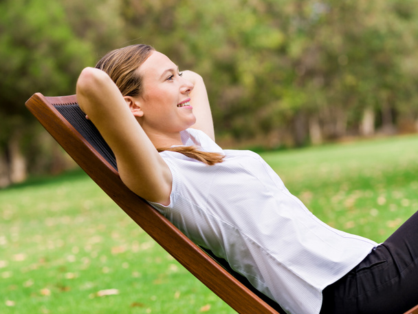 Mladá podnikatelka relaxační během její pauzy v parku - Fotografie, Obrázek