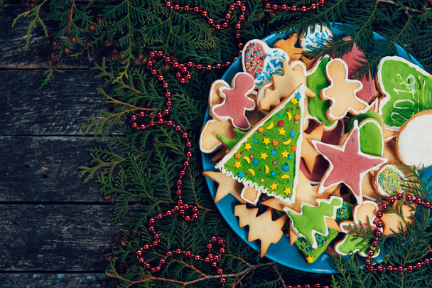 Lezzetli tatil Gingerbread çerezleri ve un 2018 ahşap masa üzerinde rakamlar ile plaka. Mutlu Noeller ve mutlu yeni yıl kartı - Fotoğraf, Görsel