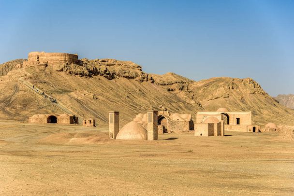 Torens van stilte in een dorre woestijn onder duidelijke blauwe luchten - Foto, afbeelding