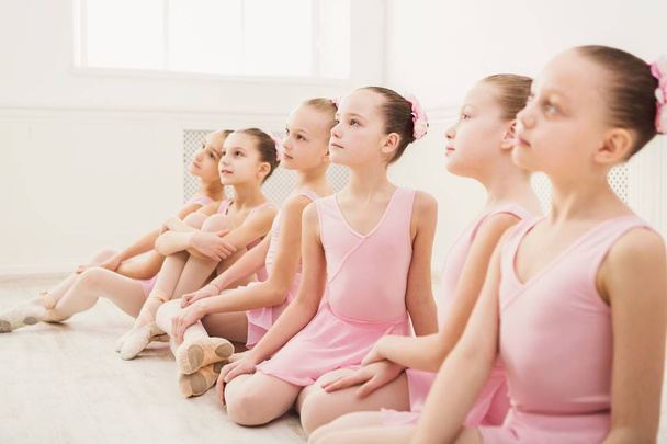 Petites ballerines en studio de ballet
 - Photo, image