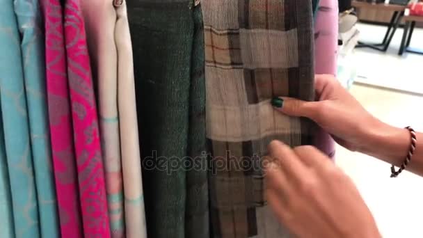 Γυναίκα επιλέγοντας κασμίρ κασκόλ στο κατάστημα. Έννοια της μόδας γυναίκες. - Πλάνα, βίντεο