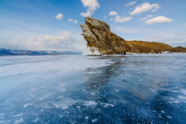 Vista dal lago di ghiaccio sull'isola di Ogoy. Baikal Siberia
 - Foto, immagini