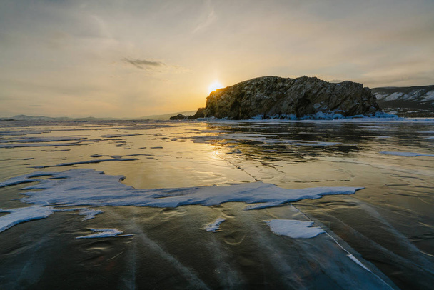 Modello sul ghiaccio del lago Baikal durante il tramonto. Siberia Russia
 - Foto, immagini