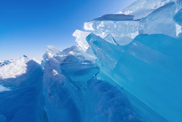 Vista sobre e através de gelo em campos congelados do Lago Baikal
 - Foto, Imagem
