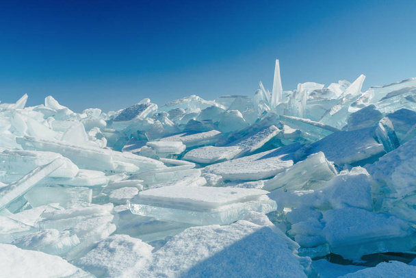 Вид на лед и сквозь него на замерзших полях Байкала
 - Фото, изображение