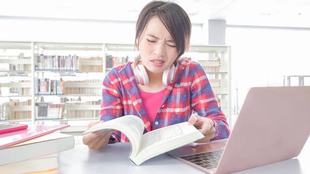 asian  woman student studying  and feeling  tired in the library - Foto, Bild