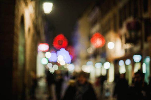 Vista desenfocada del mercado de Navidad Bokeh lights en Estrasburgo, Alsacia, Francia
 - Foto, imagen