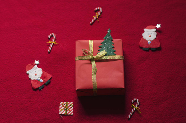 Kırmızı arka planda düz Lay Noel hediye kutusu. - Fotoğraf, Görsel
