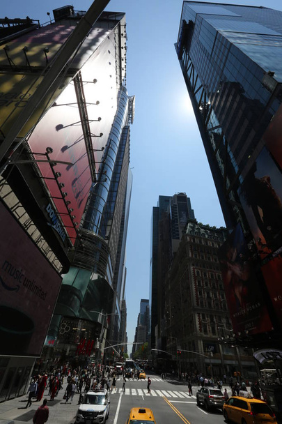 Skyscrapers and people. America, New York City - May 7, 2017 - Valokuva, kuva