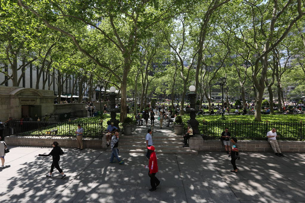 Поляки в парке. Америка, Нью-Йорк - 7 мая 2017
 - Фото, изображение