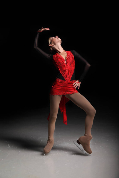 ковзанярка танцює і катається на ковзанах
 - Фото, зображення