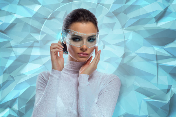 attraktives brünettes Model in futuristischem Büro mit virtueller holographischer Brille - Foto, Bild