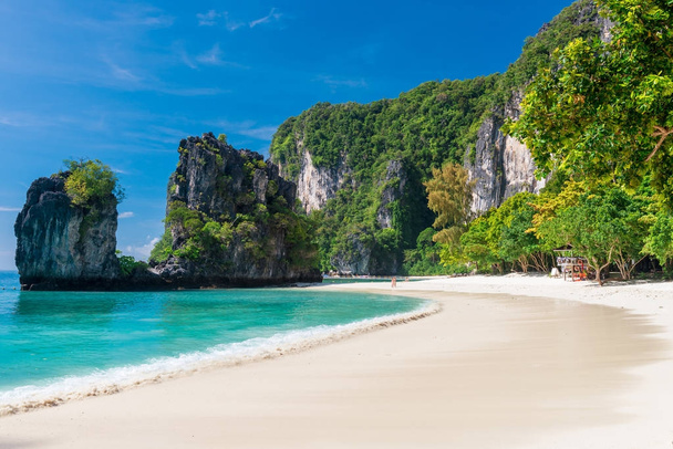 praia com areia branca, mar azul-turquesa, bela vista da ilha
 - Foto, Imagem