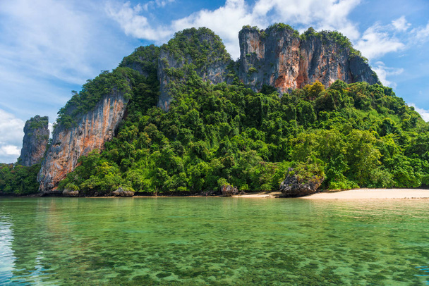 Вид на необитаемый тропический остров с песчаным пляжем в Тха
 - Фото, изображение