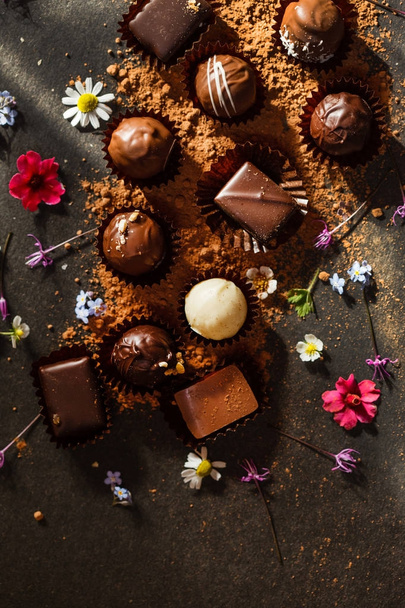 chocolate sweets with flowers, close up - Foto, imagen