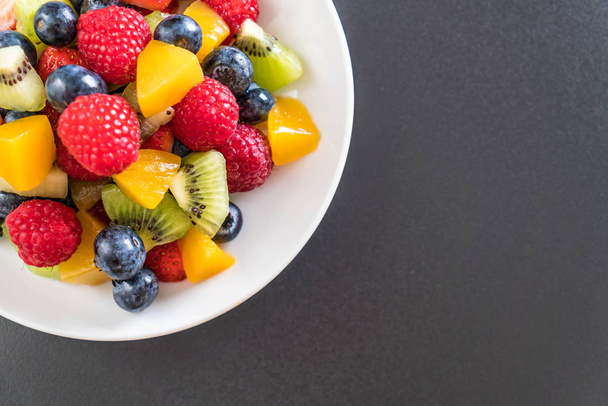 frutas frescas mezcladas (fresa, frambuesa, arándano, kiwi, mang
 - Foto, Imagen