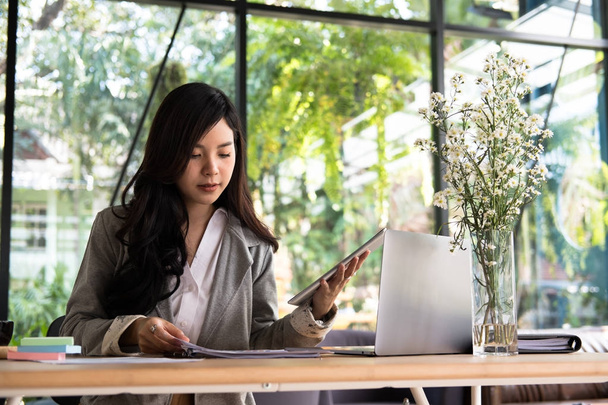 mujer de negocios utilizando tableta en el lugar de trabajo. mujer startup
  - Foto, imagen