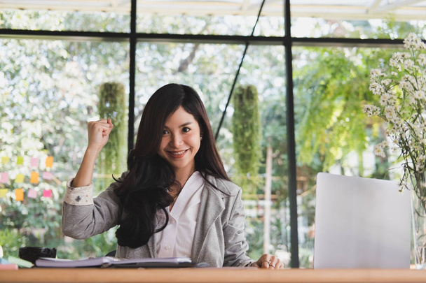 стартап жінка піднімає кулак з так жестом в офісі. вільне володіння
  - Фото, зображення