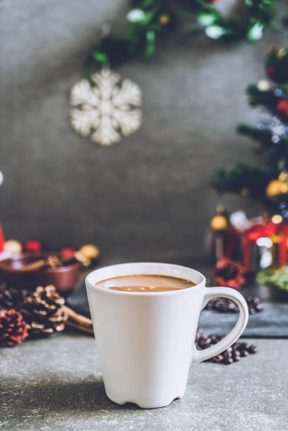hot coffee cup with christmas decoration  - Fotoğraf, Görsel