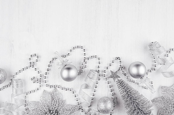 Рождественский блеск серебристый украшение и на белом современном фоне, вид сверху
. - Фото, изображение