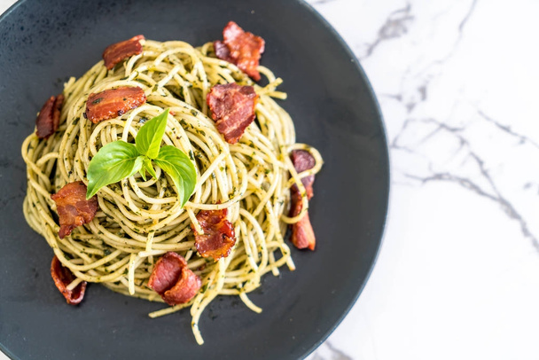 Спагетти с базиликом песто и беконом
 - Фото, изображение
