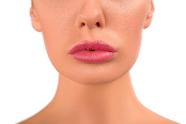 mooie perfecte lippen. sexy mond close-up. schoonheid jonge vrouw lippen. Close-up op witte achtergrond - Foto, afbeelding