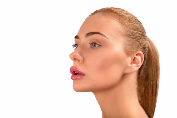 Портрет красивої оголеної жінки-моделі великих губ на білому фоні спа
 - Фото, зображення