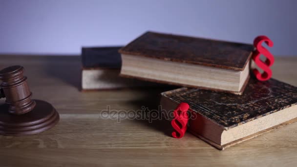 Concept de droit et justice. Paragraphes, marteau et livres sur table en bois, photo de poupée
.  - Séquence, vidéo