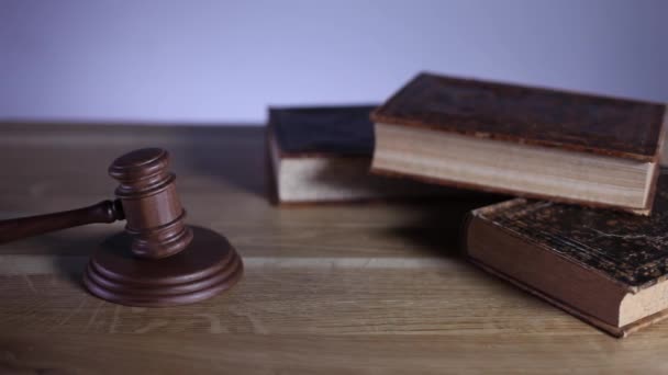 Jog és igazságosság fogalma. Bekezdés, marok, és fából készült asztal, dolly shot könyvet.  - Felvétel, videó