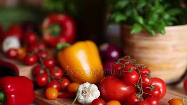 Bio zöldségek, egészséges élelmiszerek fogalmát. Dolly lövés. - Felvétel, videó