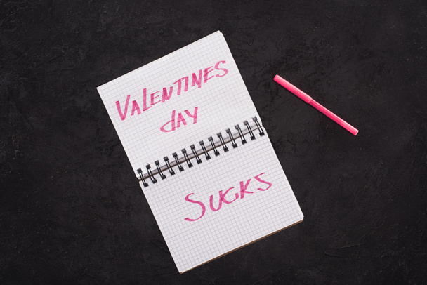 pohled shora notebook s Valentýna sucks a pera na tmavý stůl - Fotografie, Obrázek