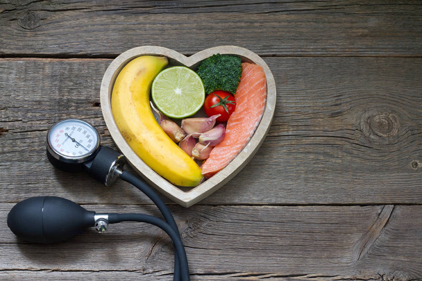 Health heart diet food concept with blood pressure gauge - Фото, изображение