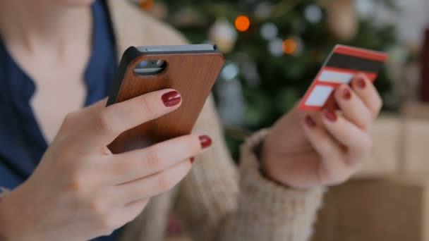Frau kauft online ein und nutzt Smartphone mit Kreditkarte - Filmmaterial, Video