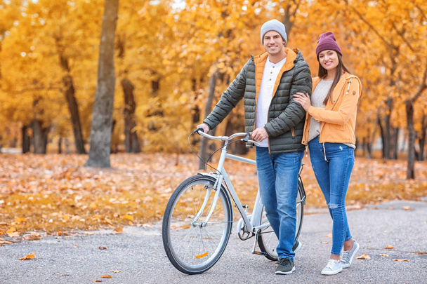 Young couple walking with bicycle in park - Foto, Imagem