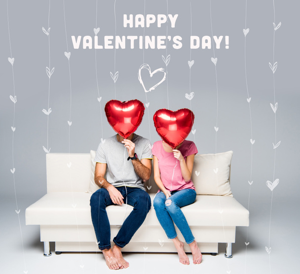 Paar sitzt auf Couch mit roten Luftballons - Foto, Bild