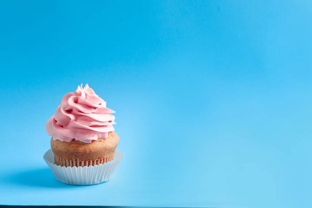 Tasty cupcake on color background - 写真・画像