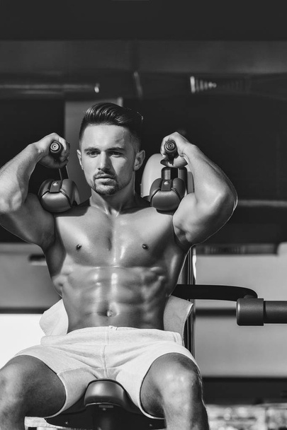 muscular man training in gym - Φωτογραφία, εικόνα