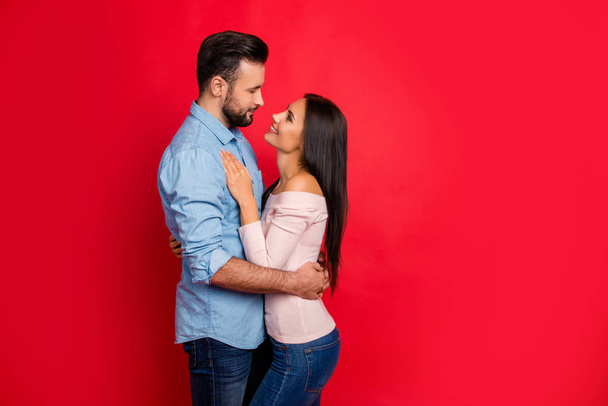 Side view of caucasian, attractive, smiling couple - bearded man - Foto, Imagem