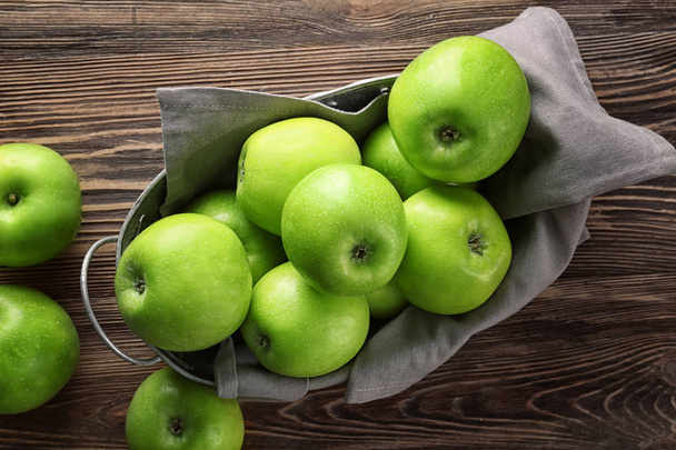 Basket with fresh green apples - Foto, immagini